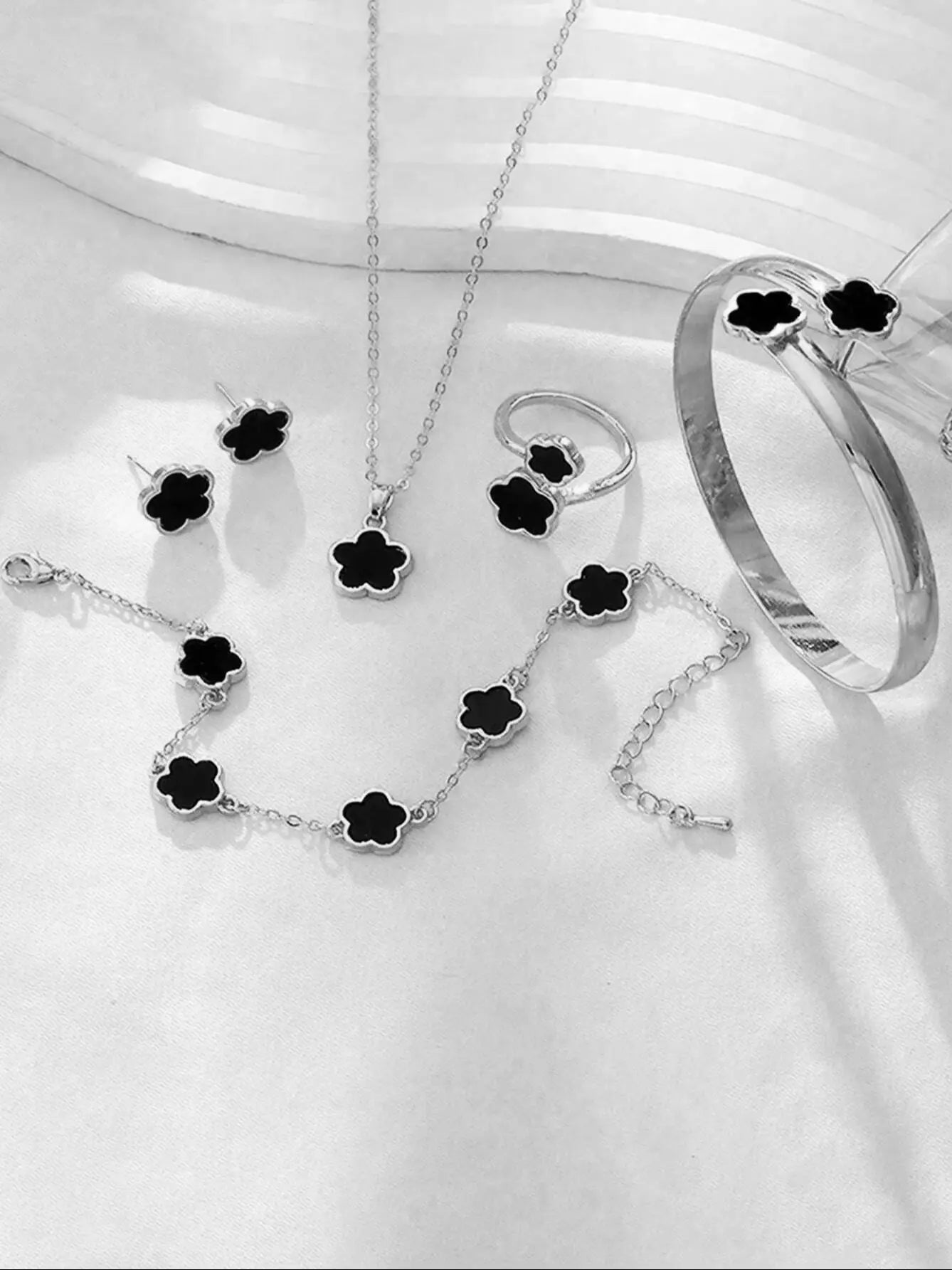 Lucky Five-Petal Flower Jewelry Set for Women – 5pcs Fashion Necklace, Earrings, Ring, Bracelet- Anniversary & Birthday Gift